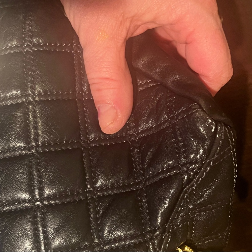 Marc Jacobs quilted black leather handbag in great condition. Gold hardware. - Picture 8 of 14